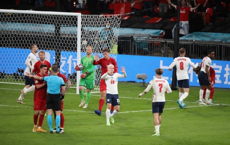  法甲裁判争议判罚，VAR介入仍引球迷不满  