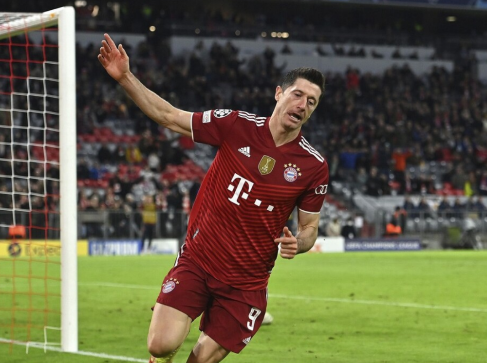  弗赖堡队长任意球绝杀掀翻拜仁  