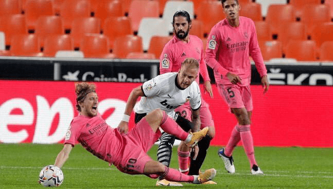  阿森纳年轻后卫送乌龙，送礼行为葬送好局