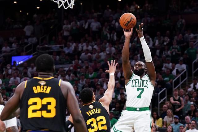  杰伦布朗末节爆发连得10分，凯尔特人击退猛龙保前四